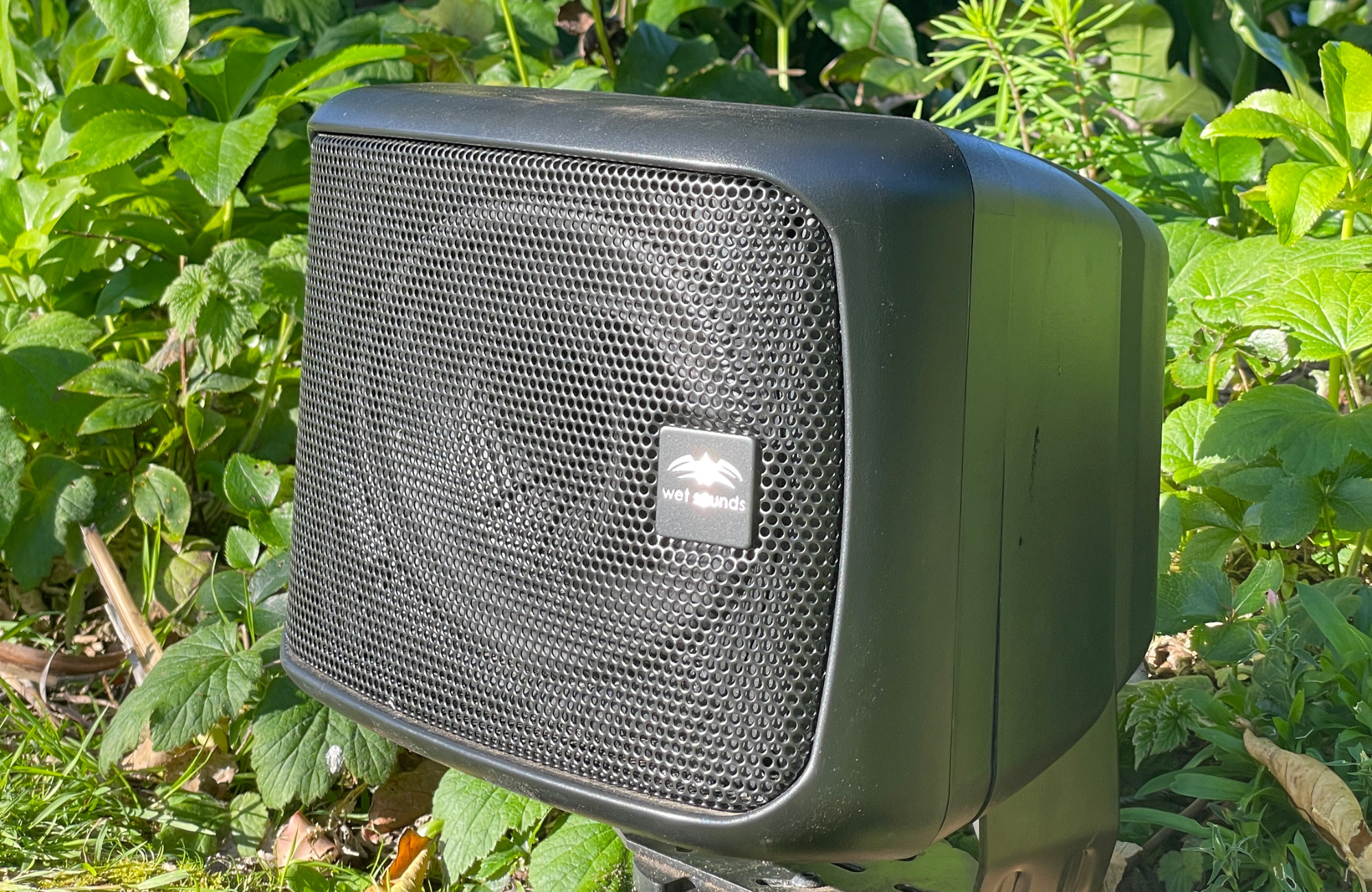 Load video: Engineered for large outdoor living spaces, the VS-8 PRO combines concert-ins...